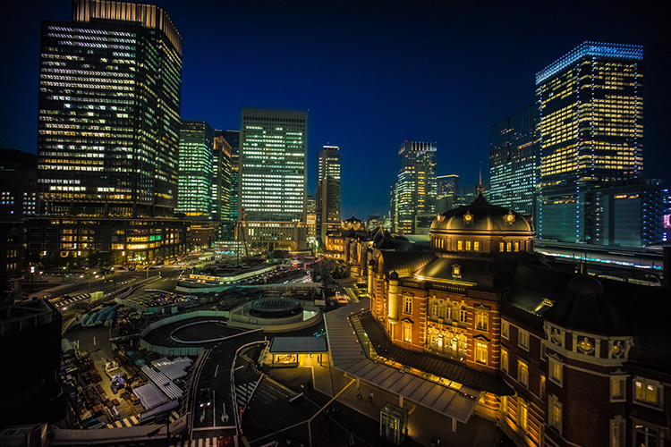 從空中庭園「KITTE GARDEN」可以看到東京車站和辦公大樓所交織出的美麗夜景